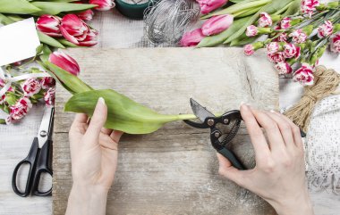 Çiçekçi iş başında. kadın bahar çiçek süslemeleri yapma