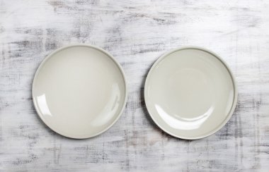 İki boş tabak üstten görünüm rustik ahşap tablo