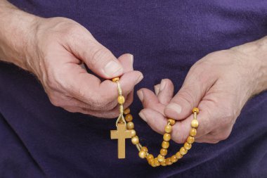 ahşap tespih tutan eller