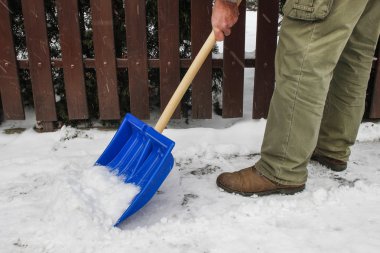 Adam kar kaldırım kar fırtınası sonra kaldırma