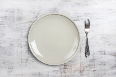 Kırsal ahşap masadaki en üstteki boş tabak