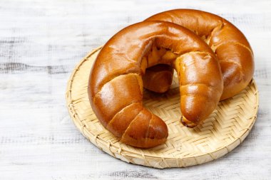 ahşap masa üstünde iki ay çöreği