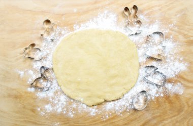 Paskalya gingerbread çerezleri hazırlanıyor. kurabiye yapma adımları. 