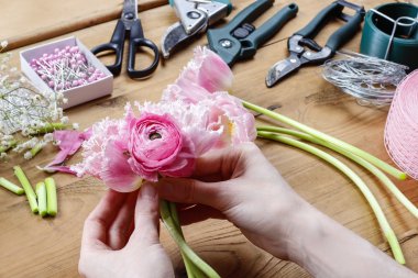 Çiçekçi iş başında. kadın güzel buket pembe Farsça yapma 