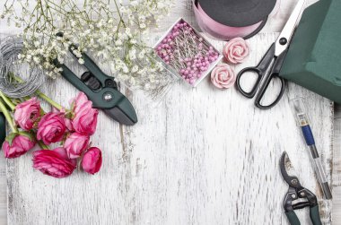 Çiçekçi iş başında. kadın güzel buket pembe eustoma yapma 