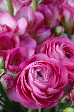 buket pembe Frezya çiçek ve pembe Farsça düğün çiçeği flowe