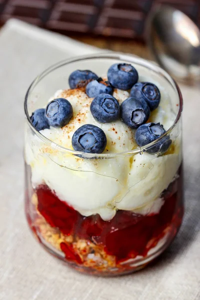 Cam kadeh içinde katman çilek, yaban mersini ve müsli tatlı — Stok fotoğraf