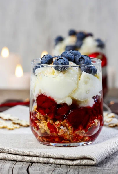 Schicht Erdbeere, Blaubeere und Müsli-Dessert im Glasbecher — Stockfoto