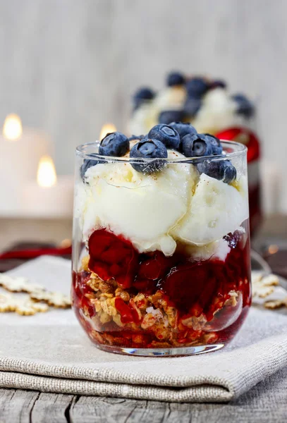 Strato di fragola, mirtillo e muesli dessert in calice di vetro — Foto Stock