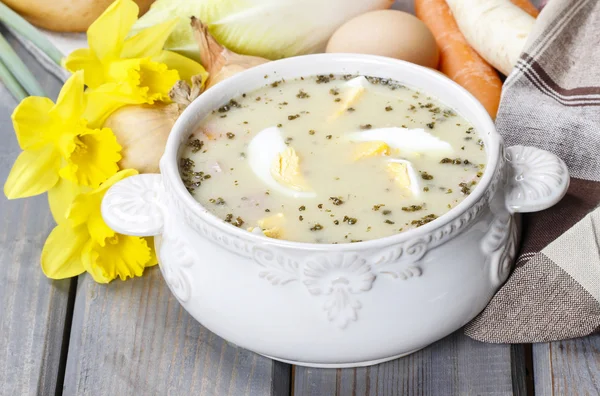 A sopa de centeio azedo feito de farinha de centeio azedo e carne (geralmente boi — Fotografia de Stock