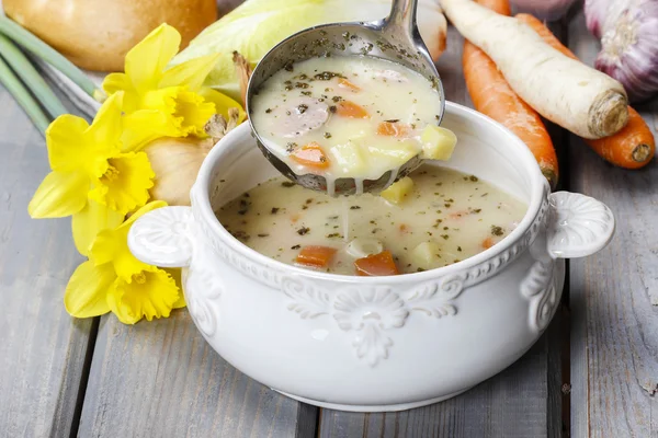 A sopa de centeio azedo feito de farinha de centeio azedo e carne (geralmente boi — Fotografia de Stock