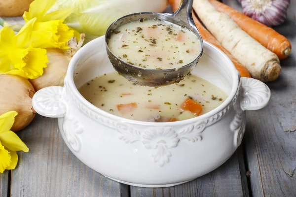 Кислый ржаной суп из испорченной ржаной муки и мяса (обычно бой) — стоковое фото