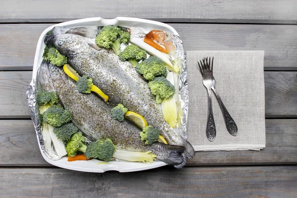Trouts prepared for baking — Stock Photo, Image