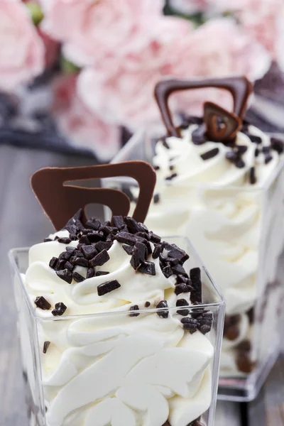 Goblet of vanilla ice cream with chocolate sprinkles — Stock Photo, Image