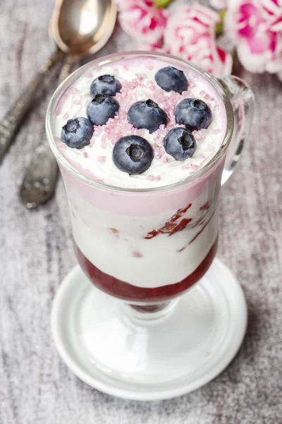 Yogurt dessert with summer fruits: strawberries, raspberries and — Stock Photo, Image