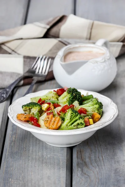Salada de legumes frescos em tigela de cerâmica — Fotografia de Stock