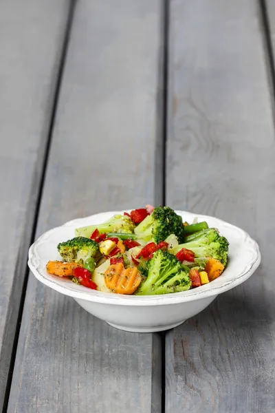 Sałatką ze świeżych warzyw w ceramicznej miski — Zdjęcie stockowe