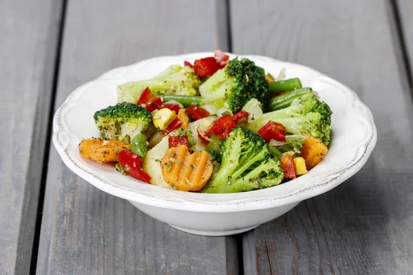 Fresh vegetable salad in ceramic bowl — Stock Photo, Image