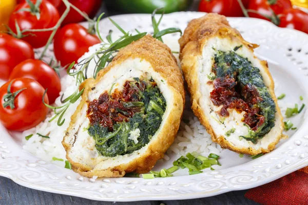 Hühnerbrötchen gefüllt mit Spinat und getrockneten Tomaten — Stockfoto