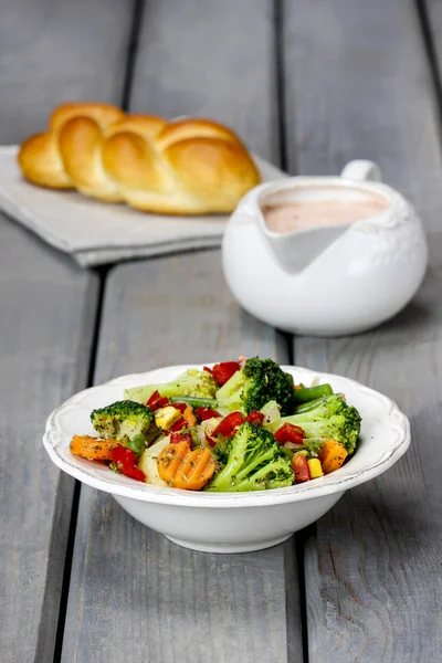 Desayuno saludable: ensalada de verduras y salsa de crema en la pestaña de madera —  Fotos de Stock