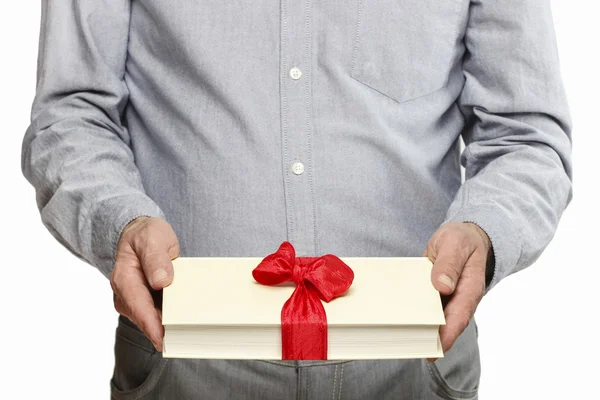 Boek geven als een geschenk — Stockfoto