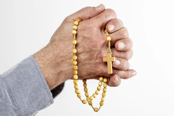 Manos sosteniendo rosario de madera —  Fotos de Stock