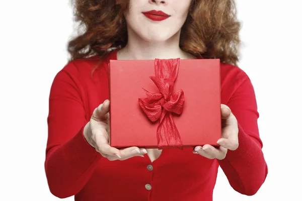 Glamorosa mujer sosteniendo caja de regalo roja con gran arco —  Fotos de Stock