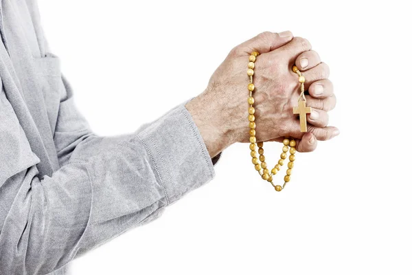 Mani che tengono rosario in legno — Foto Stock