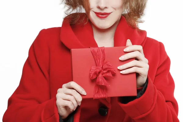 Glamorous woman holding red present box with big bow — Stock Photo, Image