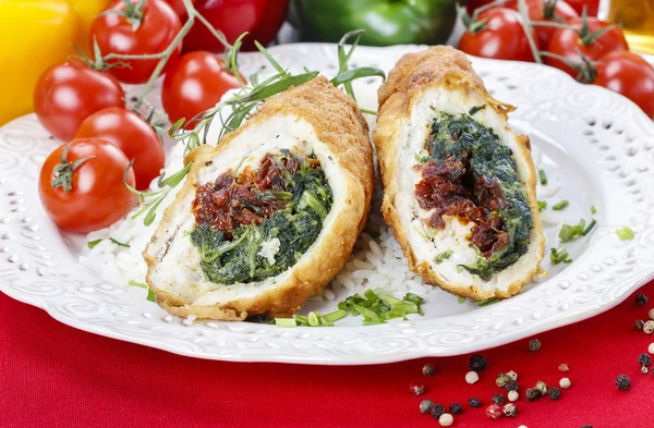 Kip roll gevuld met spinazie en gedroogde tomaten — Stockfoto