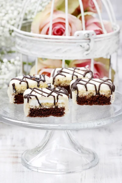 Pasteles de chocolate y mazapán para la fiesta de bodas. Selectivo — Foto de Stock