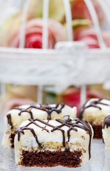Pasteles de chocolate y mazapán para la fiesta de bodas. Selectivo — Foto de Stock
