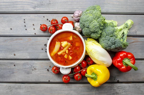 Draufsicht auf rote Tomatensuppe auf Holztisch. frisches Gemüse — Stockfoto