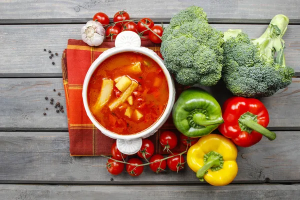 Vista superior de la sopa de tomate rojo en la mesa de madera. Hortalizas frescas —  Fotos de Stock