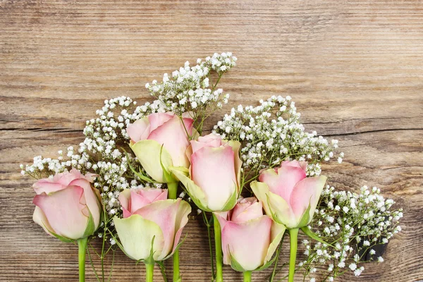 Πανέμορφα ροζ τριαντάφυλλα σε ξύλινα φόντο. Κάτοψη, αντίγραφο χώρου — Φωτογραφία Αρχείου