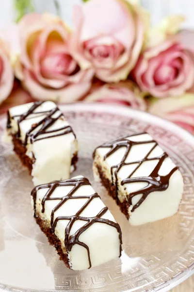 Torte nuziali di cioccolato e marzapane sul supporto di torta di vetro. Bouque — Foto Stock