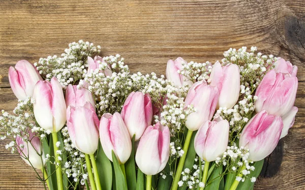Bonitas tulipas rosa e branco sobre fundo de madeira. Espaço de cópia — Fotografia de Stock