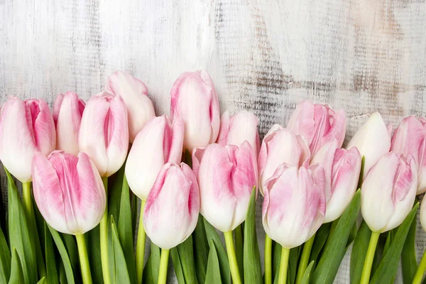 Hermosos tulipanes rosados y blancos sobre fondo de madera. Copiar espacio —  Fotos de Stock