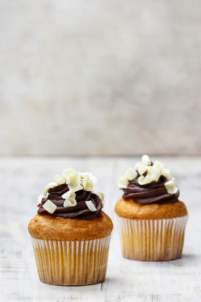 Chocolate cupcakes on wooden table. Copy space — Stock Photo, Image