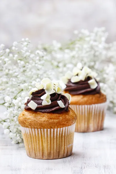 Cupcakes au chocolat pour la fête de mariage. Souffle de bébé fleur en th — Photo