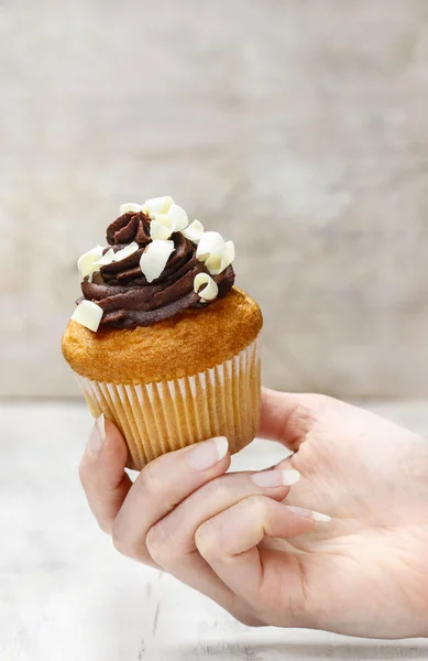 Chocolate cupcake in hand — Stock Photo, Image