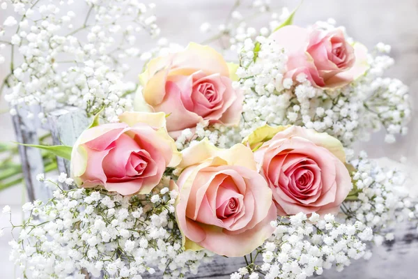 美丽的粉红色玫瑰和满天星 (婴儿的呼吸花)。结婚 — 图库照片