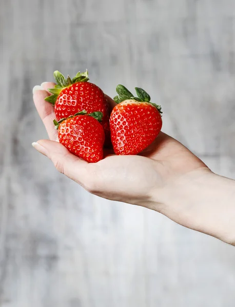 Fresh ripe strawberries in beautiful hands — Stock Photo, Image