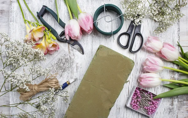 Posto di lavoro fiorista: fiori e accessori — Foto Stock