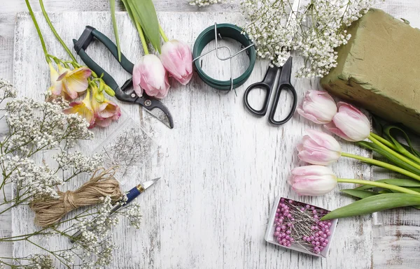 Posto di lavoro fiorista: fiori e accessori — Foto Stock