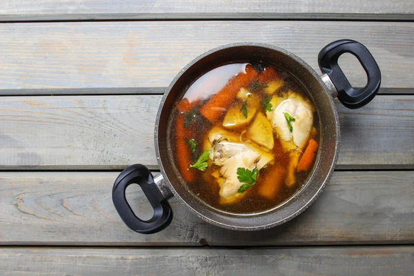 Vista superior da sopa de frango na mesa de madeira. Espaço de cópia — Fotografia de Stock