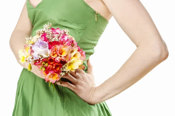 Jeune femme en robe verte tenant bouquet de freesia coloré f — Photo