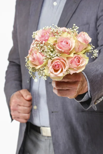 男子手持的粉红玫瑰花束 — 图库照片