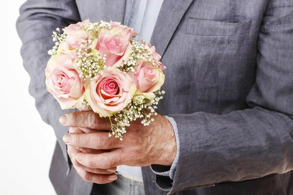 Uomo in possesso di bouquet di rose rosa — Foto Stock