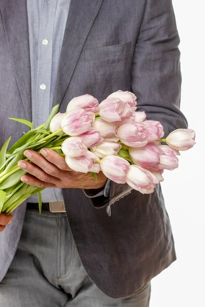 Homem segurando buquê de tulipas rosa — Fotografia de Stock